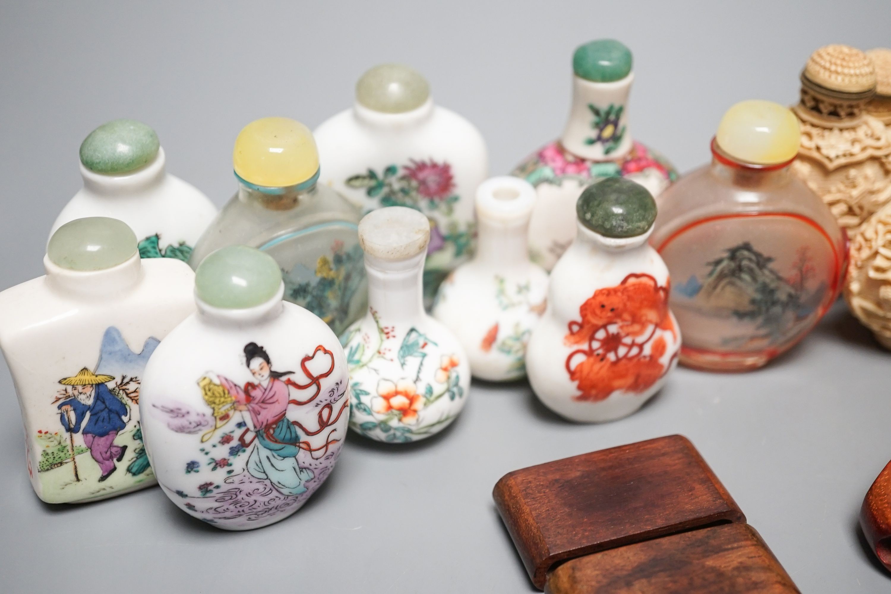 A collection of Chinese snuff bottles, 20th century, including a malachite snuff bottle, 6.2cm (23)